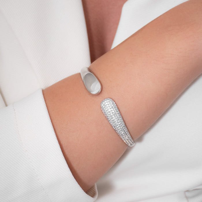 BRACELETE FEMININO ABERTO PONTA CRAVEJADA E LISA
