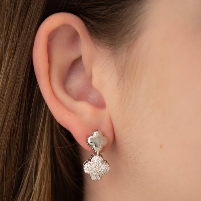 BRINCO CRAVEJADO TREVO E BASE TREVO LISO