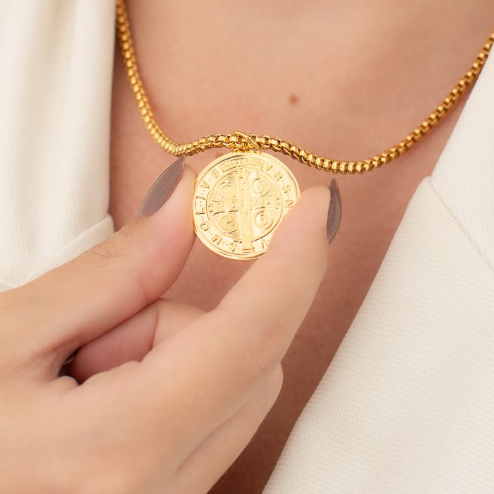 CHOKER DOURADA VENEZIANA GROSSA COM MEDALHA DE SÃO BENTO