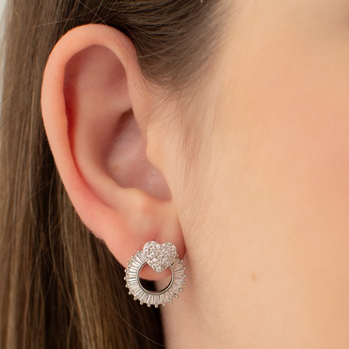 BRINCO CORAÇÃO CRAVEJADO COM CÍRCULO VAZADO EM NAVETES