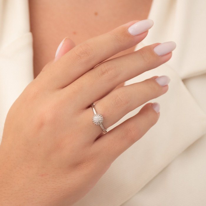 ANEL SOLITÁRIO MEIA ESFERA CRAVEJADA