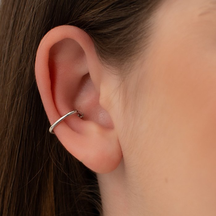 PIERCING FAKE FORMATO DE CORAÇÃO COM MINI ESFERAS NA PONTA