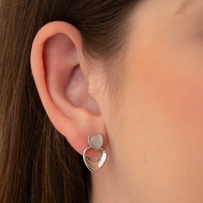 BRINCO CORAÇÃO MADREPÉROLA E TRIÂNGULO LISO VAZADO