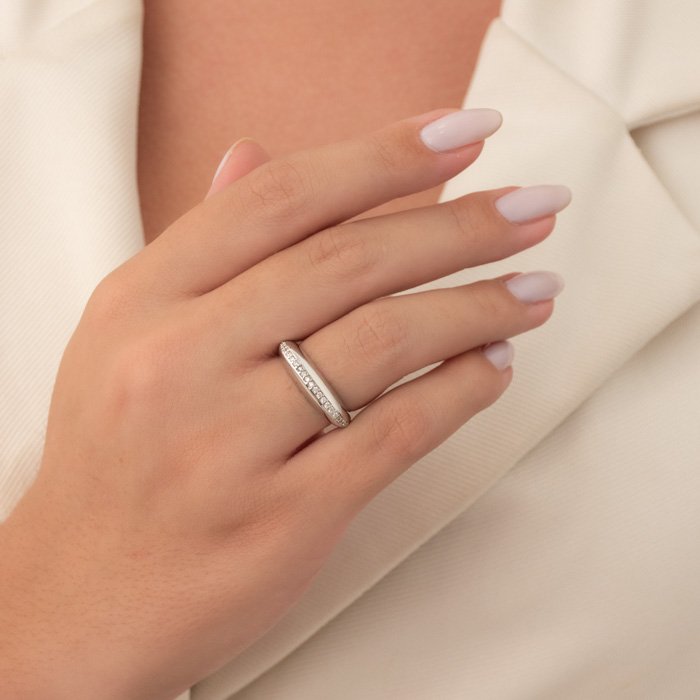 ANEL QUADRADO BOLEADO COM UMA CARREIRA DE ZIRCÔNIA