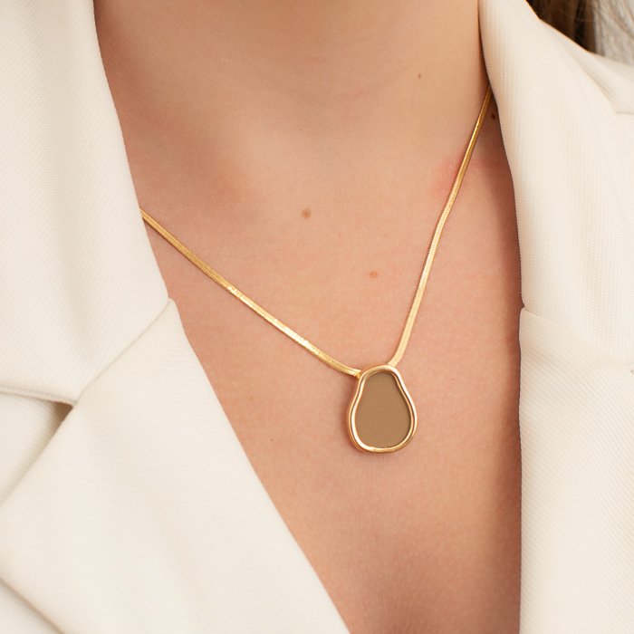 COLAR FITA 2MM COM PEDRA ORGÂNICA