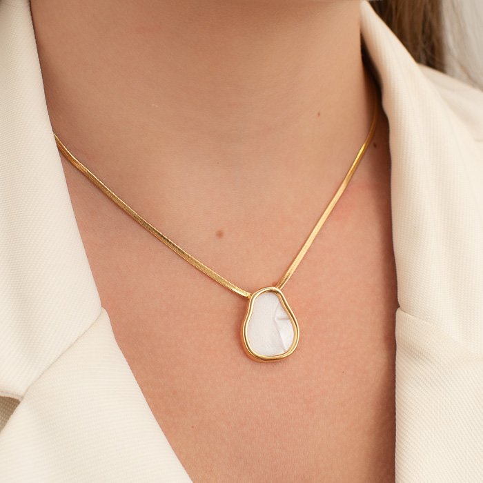 COLAR FITA 2MM COM PEDRA ORGÂNICA