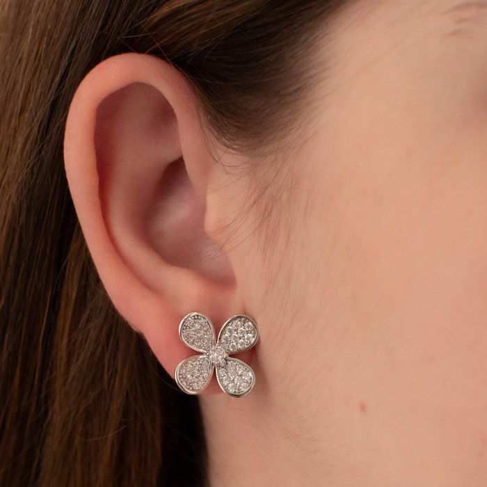 BRINCO FLOR CRAVEJADA QUATRO PÉTALAS E MIOLO ZIRCÔNIA