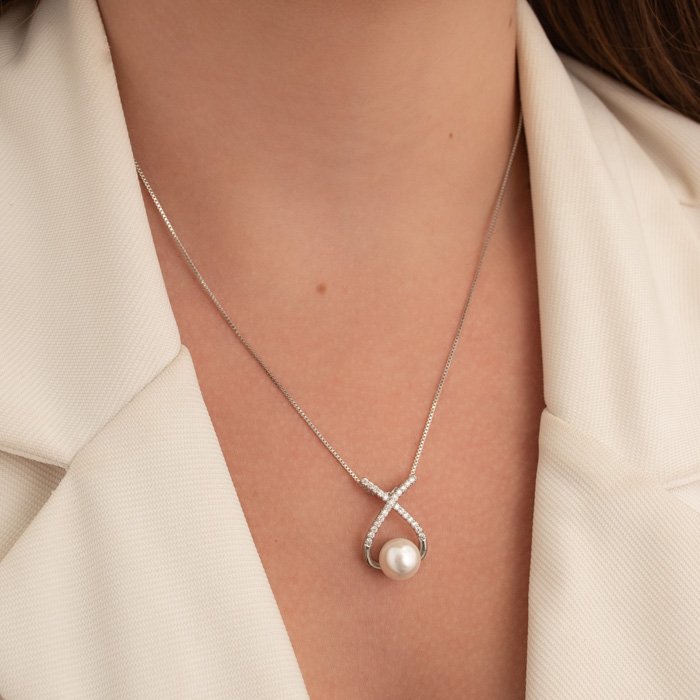 COLAR PÉROLA COM FIO CRAVEJADO EM \'X\' NA VENEZIANA