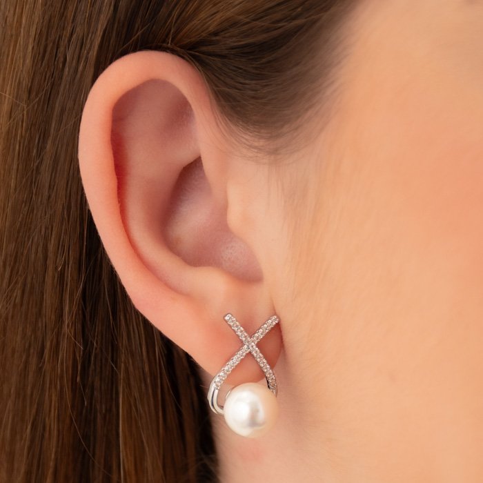 BRINCO PÉROLA COM \'X\' CRAVEJADO