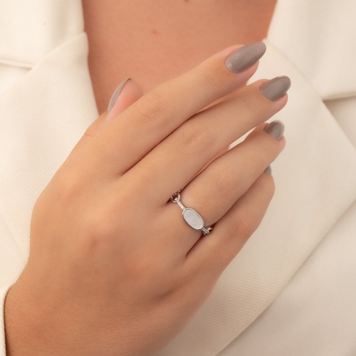 ANEL FEMININO MADREPÉROLA OVAL ELOS LISOS E FIOS CRAVEJADOS