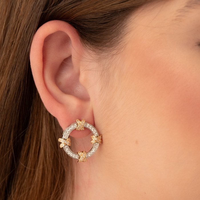 BRINCO REDONDO VAZADO CRAVEJADO COM \'X\' DOIS BANHOS