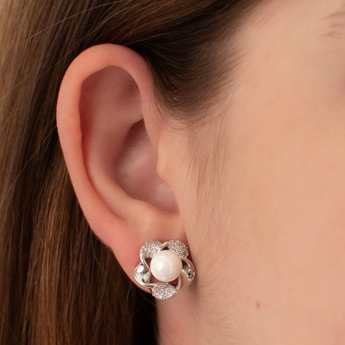 BRINCO FLOR PÉTALAS FIO TORCIDO LISO/CRAVEJADO MIOLO PÉROLA