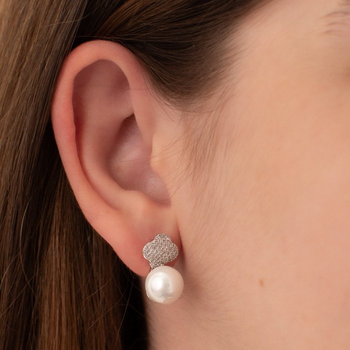 BRINCO TREVO CRAVEJADO NA BASE E PÉROLA