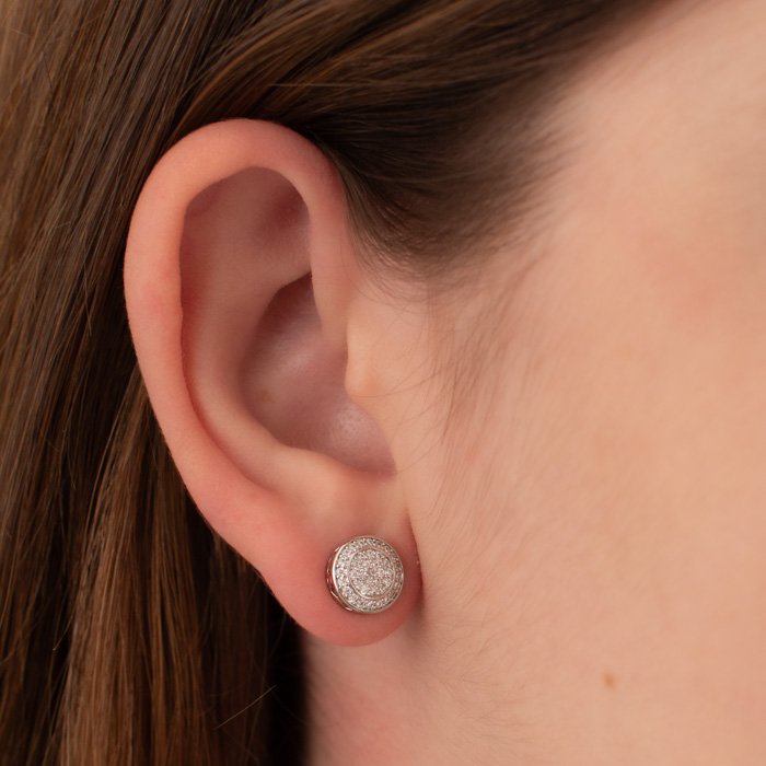 BRINCO REDONDO CRAVEJADO BORDA DE CORAÇÕES