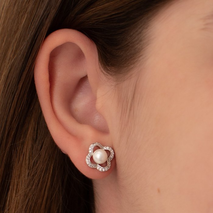 BRINCO TREVO VAZADO CRAVEJADO COM PÉROLA NO MEIO