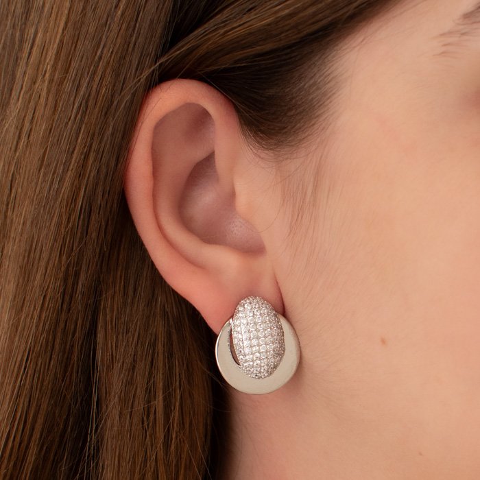 BRINCO OVAL CRAVEJADO COM SEMI-CÍRCULO LISO