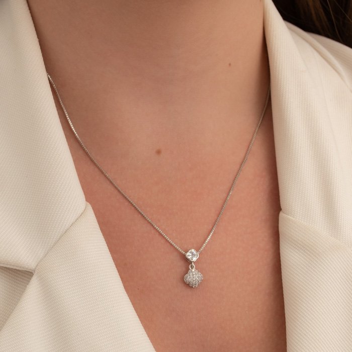 COLAR TREVO DE ZIRCÔNIA E CRAVEJADO NA VENEZIANA