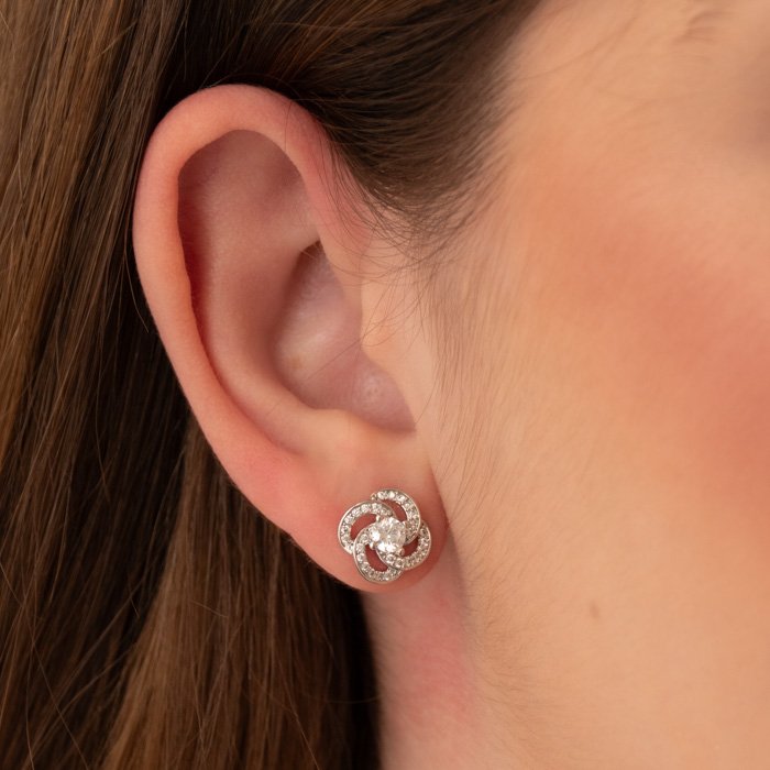 BRINCO TREVO ENTRELAÇADO CRAVEJADO COM ZIRCÔNIA NO CENTRO