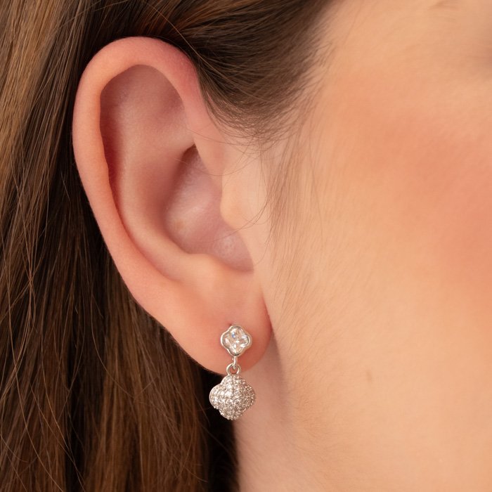 BRINCO TREVO DE ZIRCÔNIA E CRAVEJADO