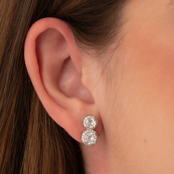 BRINCO REDONDO DUAS ZIRCÔNIAS COM BORDAS CRAVEJADAS