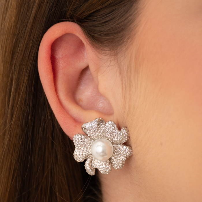 BRINCO FLOR CRAVEJADA PÉTALAS DOBRADAS COM MIOLO DE PÉROLA