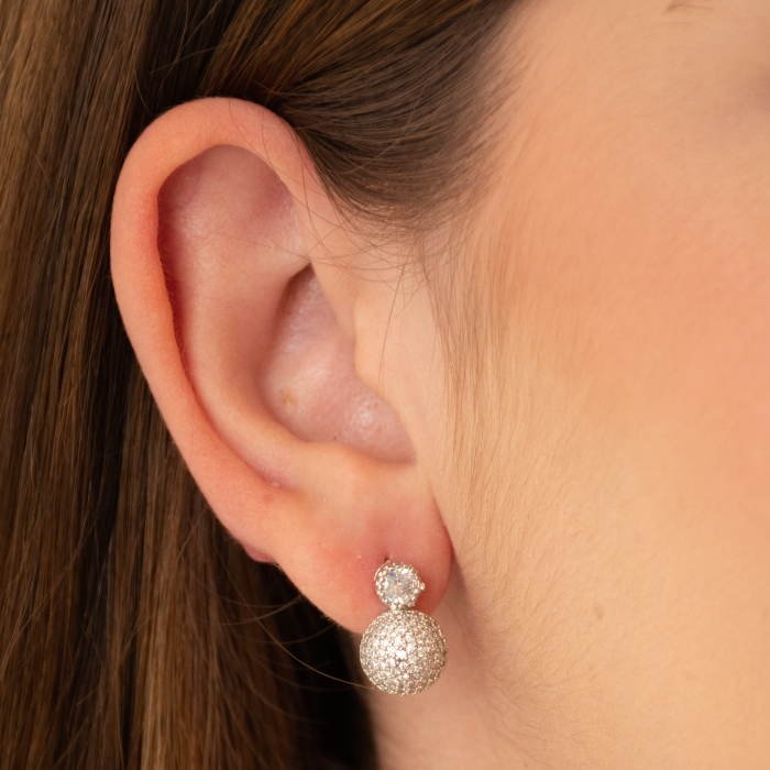 BRINCO ZIRCÔNIA NA BASE E MEIA ESFERA CRAVEJADA