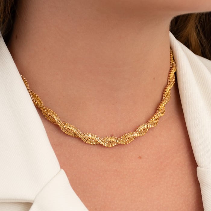 CHOKER TRANÇADA EM NAVETES CRAVEJADAS