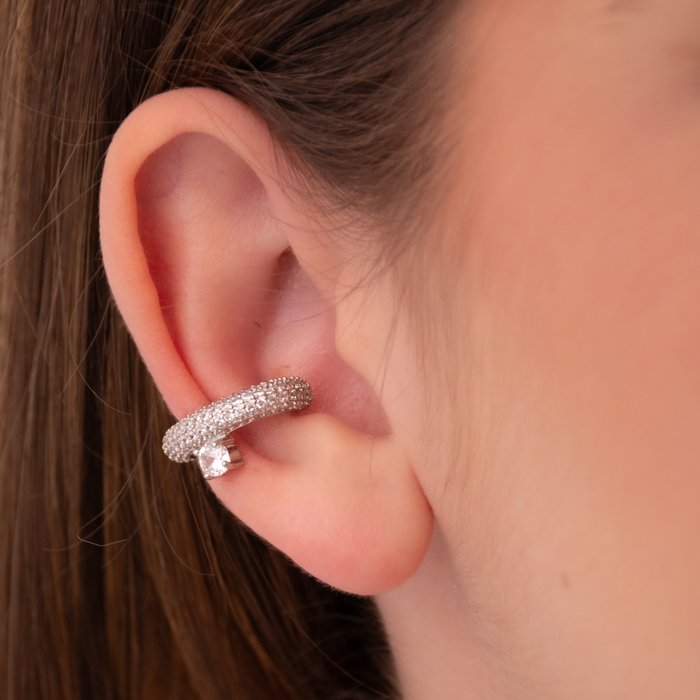 PIERCING CRAVEJADO E ZIRCÔNIA NO MEIO