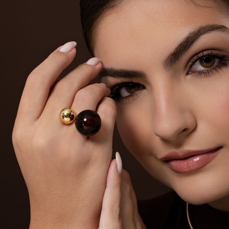 ANEL DOURADO ESFERA MARROM E LISA