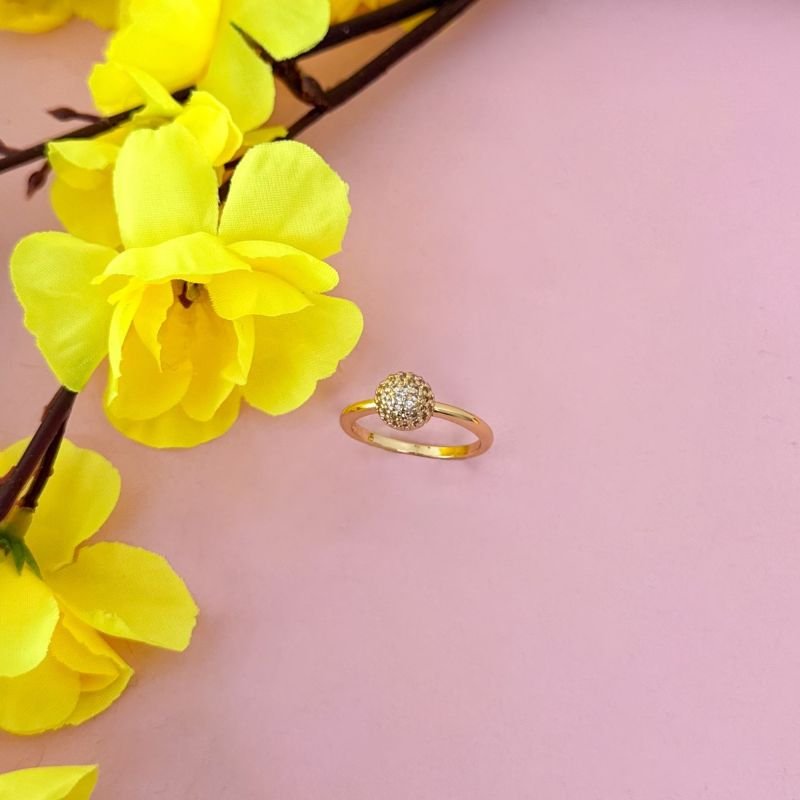 ANEL SOLITÁRIO MEIA ESFERA CRAVEJADA