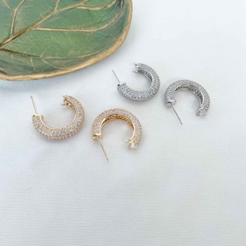 ARGOLA CRAVEJADA COM ZIRCÔNIA NA PONTA