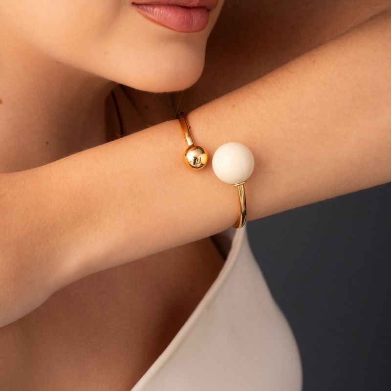 BRACELETE DOURADO ABRAÇO ESFERA BRANCA E LISA