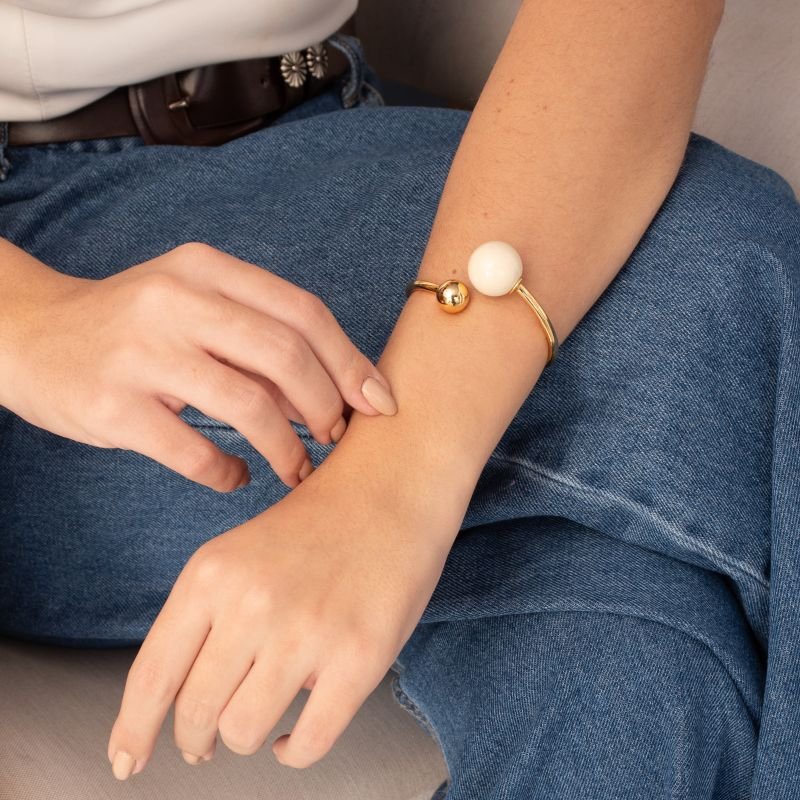 BRACELETE DOURADO ABRAÇO ESFERA BRANCA E LISA