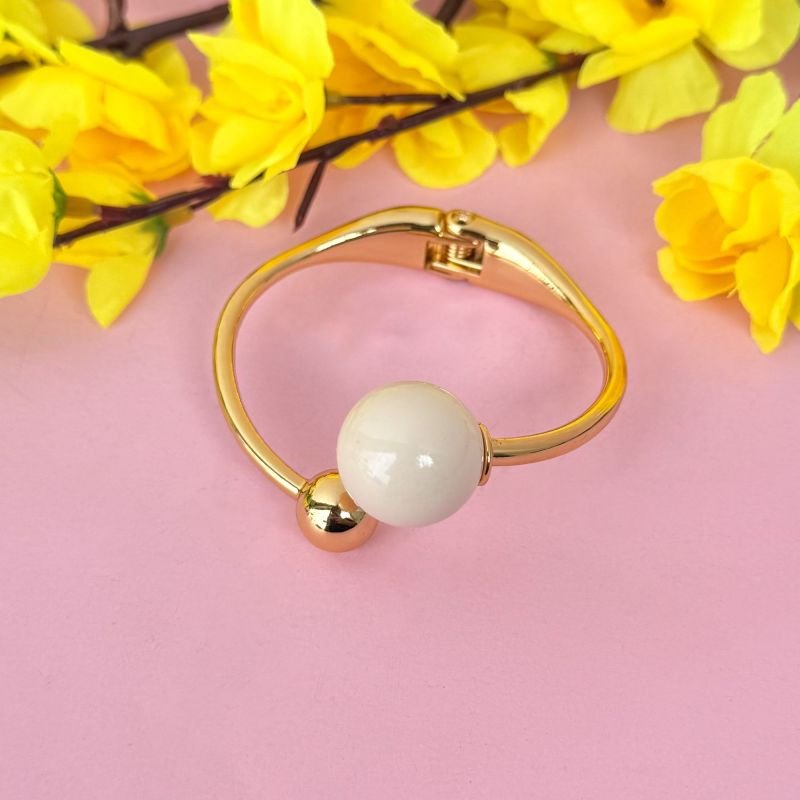 BRACELETE DOURADO ABRAÇO ESFERA BRANCA E LISA