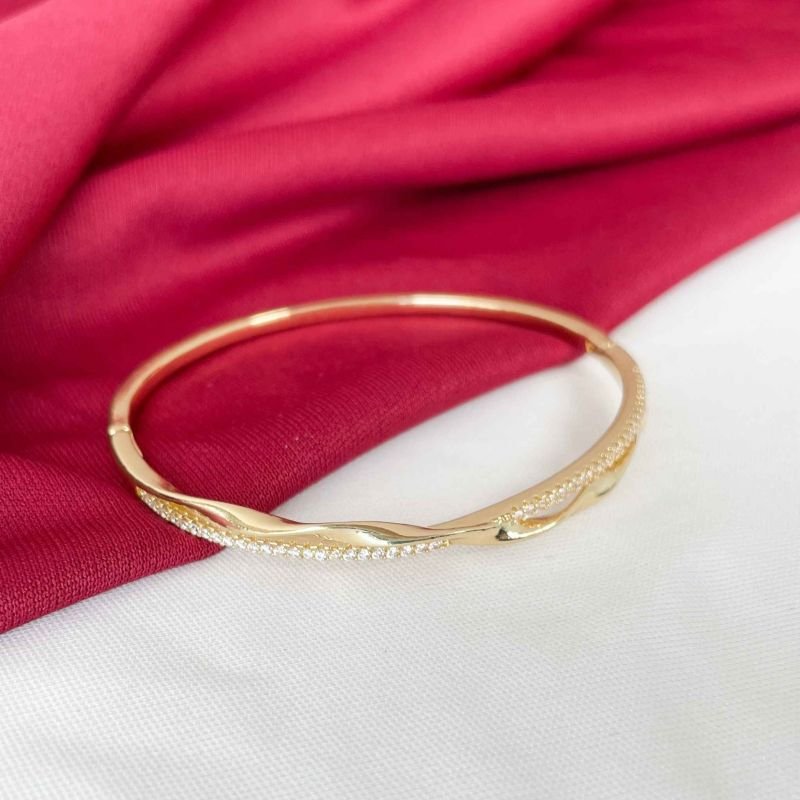 BRACELETE DOURADO FIO CRAVEJADO E FIO TORCIDO