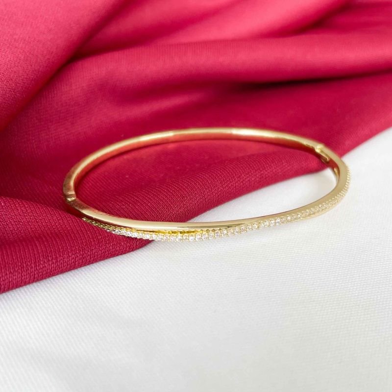 BRACELETE DOURADO FIO LISO E CRAVEJADO CRUZADO