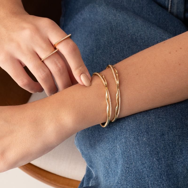 BRACELETE DOURADO FIO LISO E CRAVEJADO CRUZADO