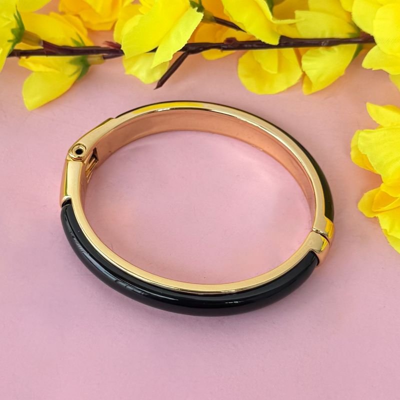 BRACELETE DOURADO PEDRA PRETA