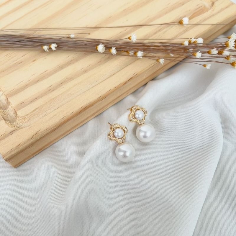 BRINCO BASE ESTILO FLOR COM PÉROLA PENDURADA