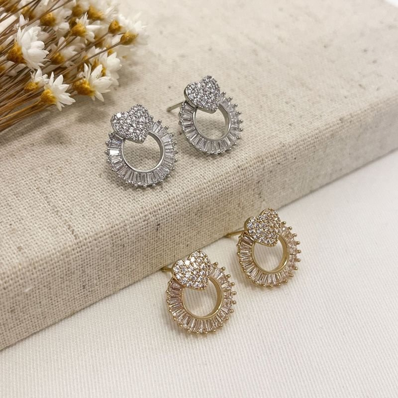 BRINCO CORAÇÃO CRAVEJADO COM CÍRCULO VAZADO EM NAVETES