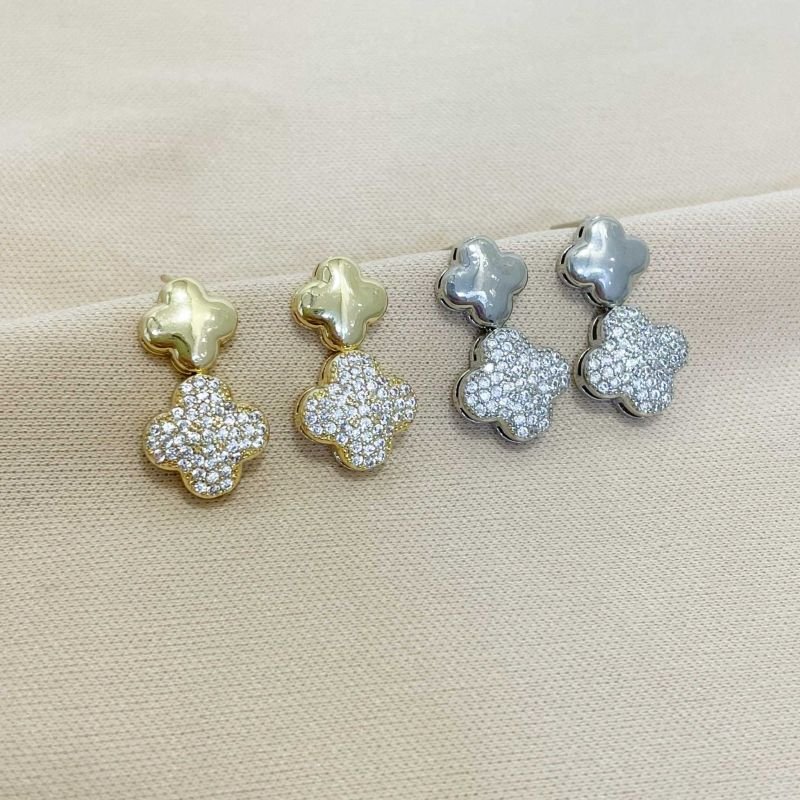 BRINCO CRAVEJADO TREVO E BASE TREVO LISO