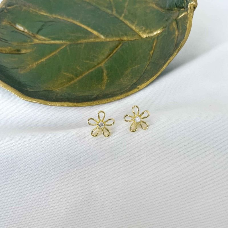 BRINCO DE FLOR COM ZIRCÔNIA E PÉTALAS VAZADAS
