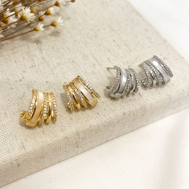 BRINCO EAR HOOK FIO MADREPÉROLA, FIO LISO E FIOS CRAVEJADOS