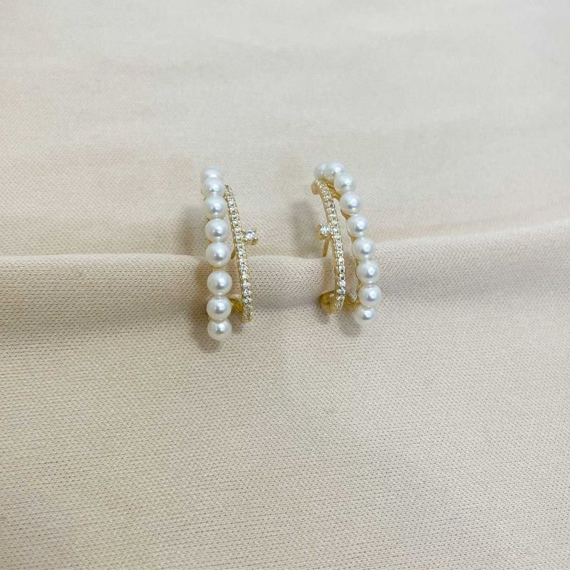 BRINCO EAR HOOK PÉROLAS E FIO CRAVEJADO