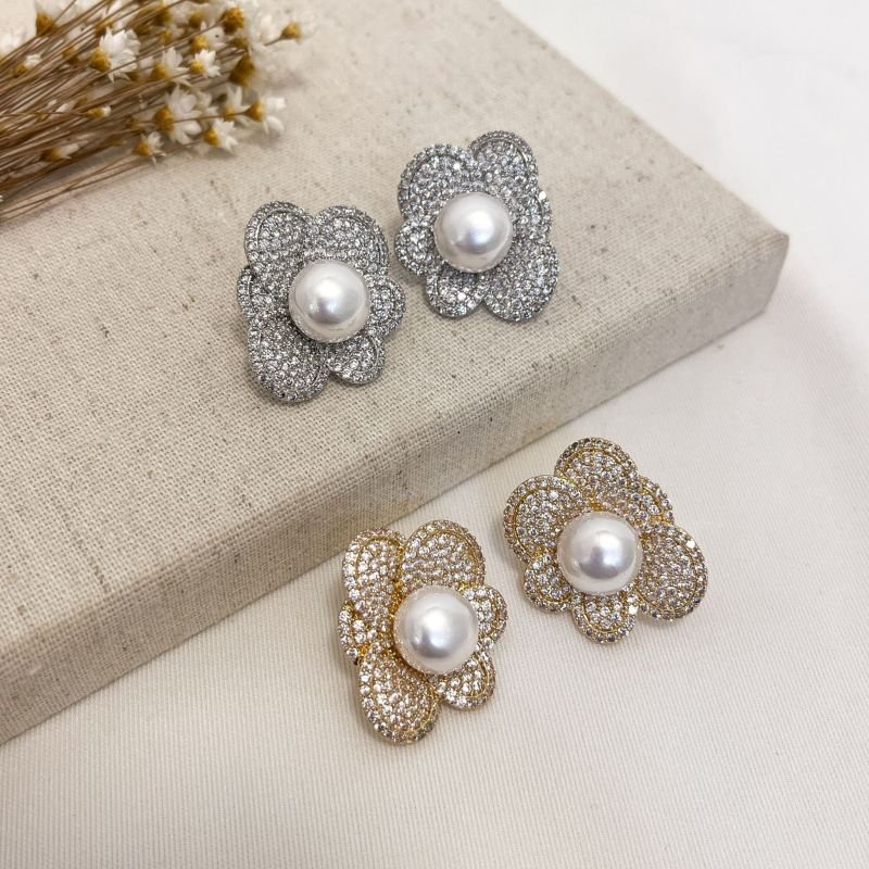 BRINCO FLOR CRAVEJADA C/ MIOLO DE PÉROLA