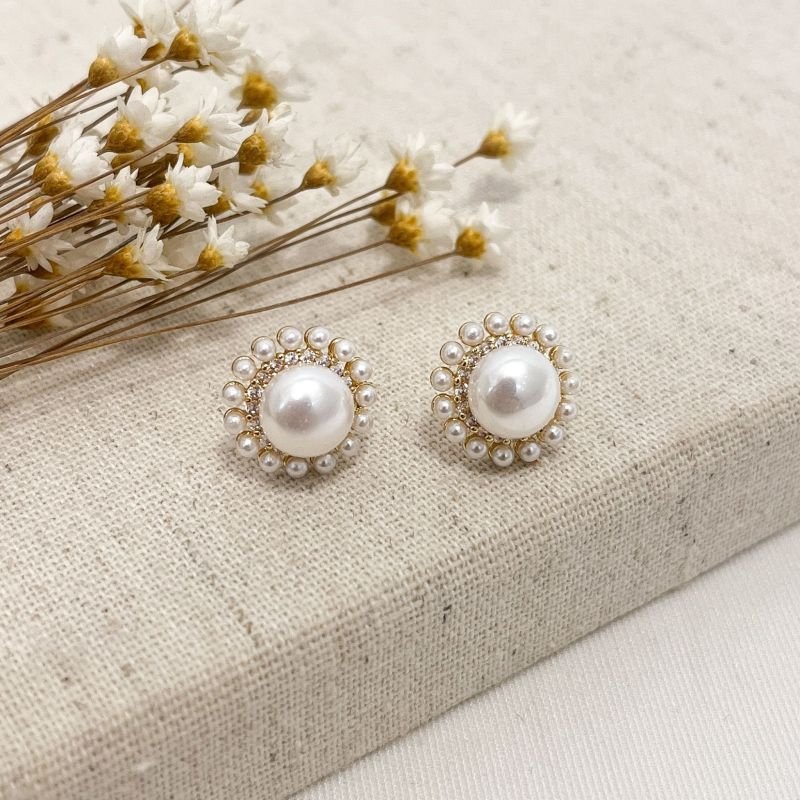 BRINCO FLOR PÉROLA E MIOLO COM VOLTA CRAVEJADA