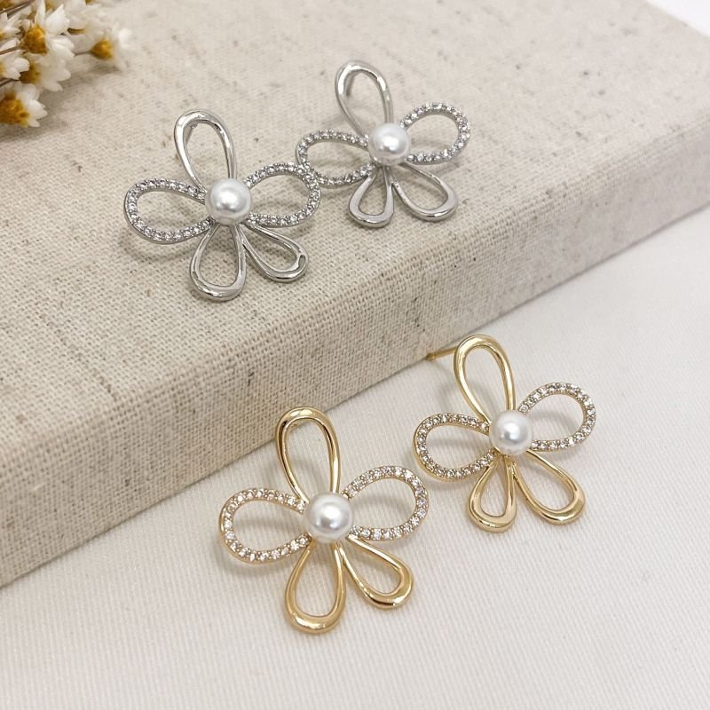 BRINCO FLOR PÉTALAS LISAS E CRAVEJADAS COM MIOLO PÉROLA