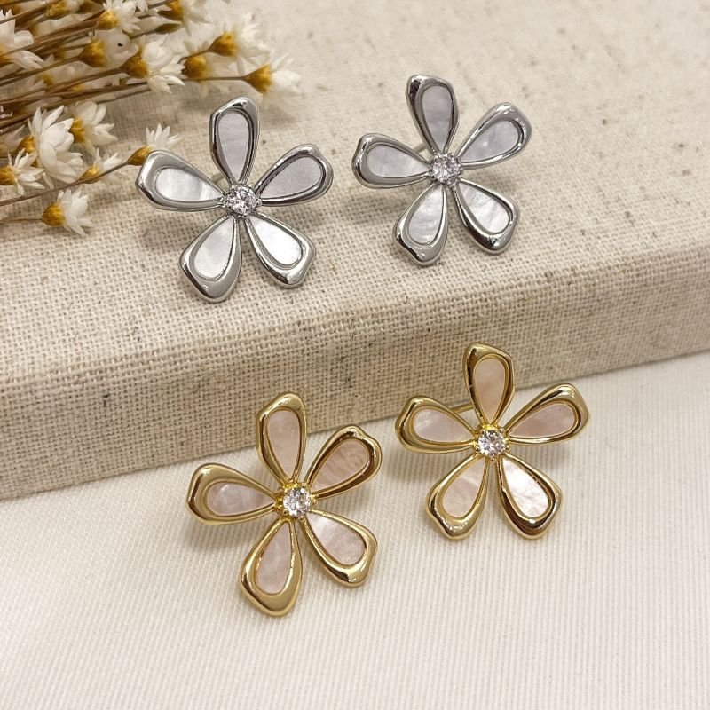 BRINCO FLOR PÉTALAS MADREPÉROLA