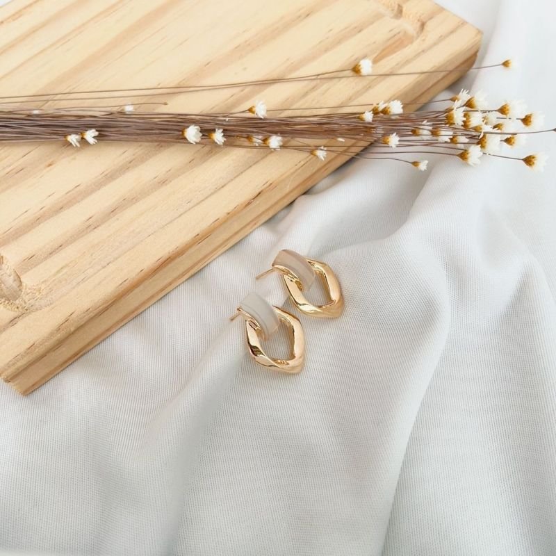 BRINCO DOURADO COM MADREPÉROLA