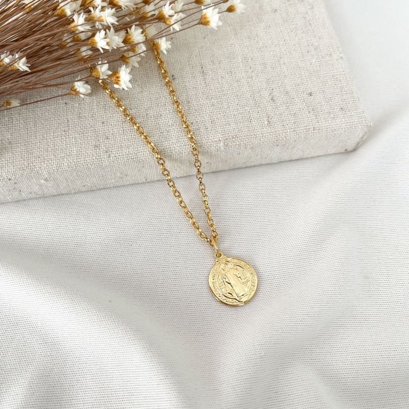 CHOKER DOURADA ELOS PEQUENOS COM MEDALHA SÃO BENTO